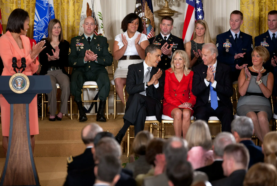 Соратники и окружение Байдена: вы не видите здесь нашего разведчика? А он есть! (кадр из видеохроники)