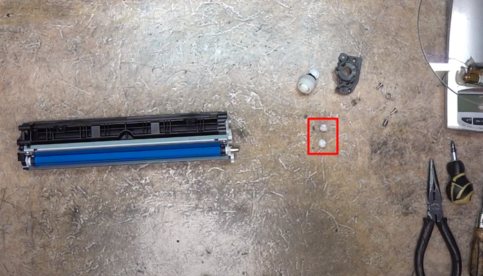 Фото 62. Удаляем остатки тонера с поверхности картриджа при помощи сервисного пылесоса