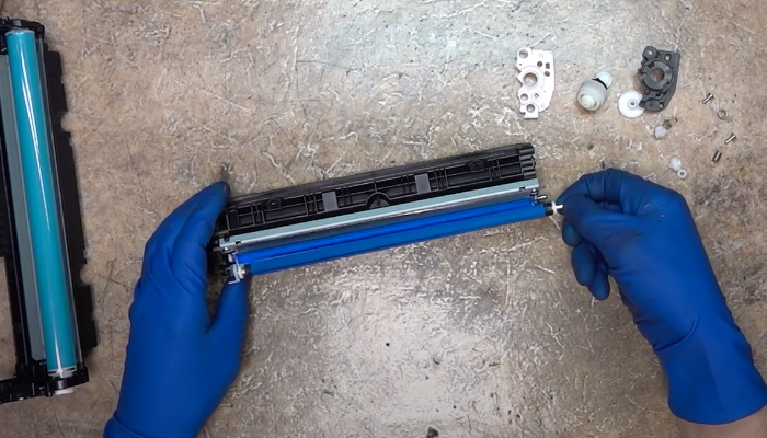 Фото 71. Продуваем обе половины картриджа сжатым воздухом