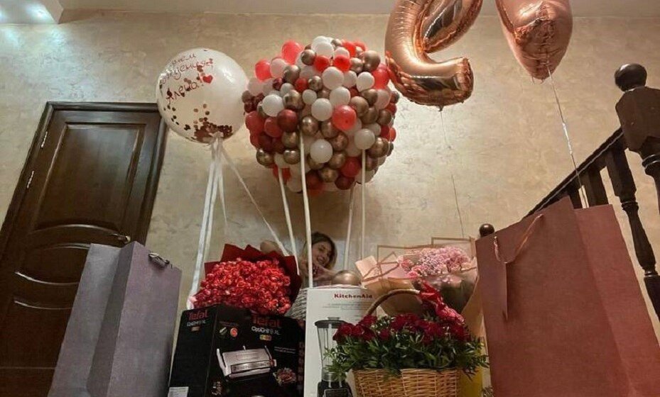    Косторная была завалена подарками в свой день рождения. Фото: Социальные сети Алены Косторной