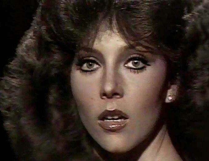 Она успешная. Ведет жизнь независимой женщины. Прекрасно поет и танцует. Она мегазвезда аргентинского, мексиканского, да чего уж там, и российского кино, Вероника Кастро.-3