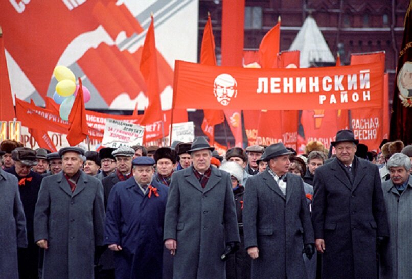 Президент СССР Михаил Горбачев (третий справа) 