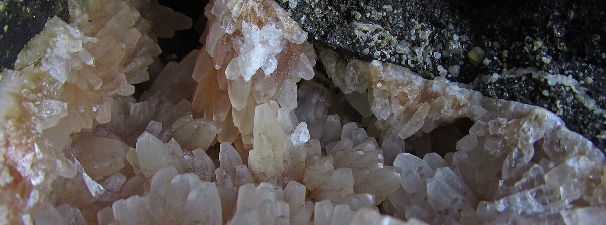 Розовый кварц, он же горный хрусталь