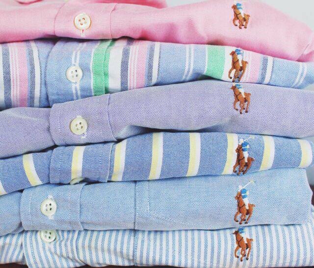 Miss Skidocka: "Сегодня, когда искала инфо в интернете по классическим фасонам мужских рубашек, узнала, что «оксфорд» это вовсе не модель или силуэт, а ткань, из которой делают много чего, в том числе и мои любимые рубахи с цветным всадником. ▫️Оксфорд — это плотная ткань из хлопка или его смеси, известна своей рельефной структурой. Ценят этот материал, с одной стороны, за прочность, а с другой — за мягкость. ▫️Для производства оксфорда используют особую технологию переплетения нитей, внешне это похоже на то, как плетут корзины. 
▫️По одной из версий, название ткани возникло на небольшой шотландской фабрике, где и была изобретена эта материя. Там решили, что материалы должны носить названия лучших университетов мира. О тканях «кембридж», «йель» или «гарвард» мы рассказать ничего не можем, но оксфорд известен до сих пор.
▫️Оксфорд — универсальная ткань. Строгая белая рубашка из этой ткани отлично вписывается в офисный дресс-код, а слегка мятой модели в полоску самое место на пляже, в паре с шортами.
▫️Самое знаменитое изделие из оксфорда — рубашка button-down. Историю этой модели принято связывать с компанией Brooks Brothers. В 1896 году Джон Э. Брукс во время путешествия в Англию заметил на игроках в поло рубашки с воротниками на пуговицах. Он тут же отправил образцы в Нью-Йорк ,и вскоре в линейке бренда появились известные и сегодня OCBD (oxford cloth button down).
▫️Особой популярностью такие рубашки пользовались в американских колледжах Лиги плюща в середине XX века — они стали настоящим символом американского студенческого стиля.
▫️Синий — традиционный цвет для рубашек из оксфорда. Кроме того, к классическим стоит отнести модели белого, розового и желтого цветов. Также консервативными считаются рубашки в синюю, зеленую, красную и розовую университетскую полоску.
▫️Вещи из оксфорда — неотъемлемая часть традиционного мужского гардероба, так что сочетать их стоит с признанной классикой. Например, брюками чино, светлыми джинсами и легкими хлопковыми пиджаками.
#миссполезность"