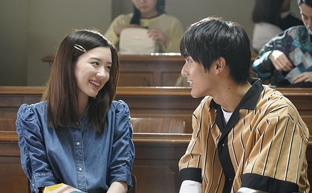 Забавная история про 40-летнего Обику Таро поступившего в университет, чтобы учиться вместе со своей дочерью. Таро, писатель-романист по прозвищу Гатаро, после смерти жены в одиночку растит дочь Сакуру. В постоянной заботе о любимой дочери он оберегает Сакуру от всего и потому стал переживать о том, каково будет его дочурке в университете, если она привыкла учиться только в школах для девочек. Решившись опекать дочь и дальше беспокойный родитель поступает в университет на тот же факультет, что и Сакура. Приглядывая за дочерью Таро неожиданно понимает, что ему стала нравиться студенческая жизнь и тогда, отец Сакуры, решил в полной мере насладиться «второй молодостью»