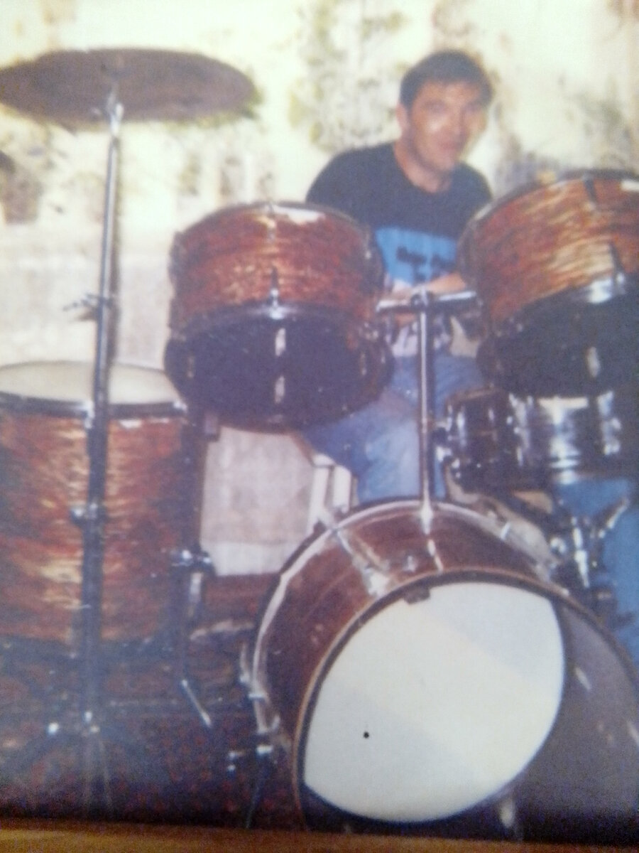 Моя первая ударная установка "Супертактон" Барабанил в полную силу прямо дома.Правда потом  глушил барабаны и тарелки различными тряпками.