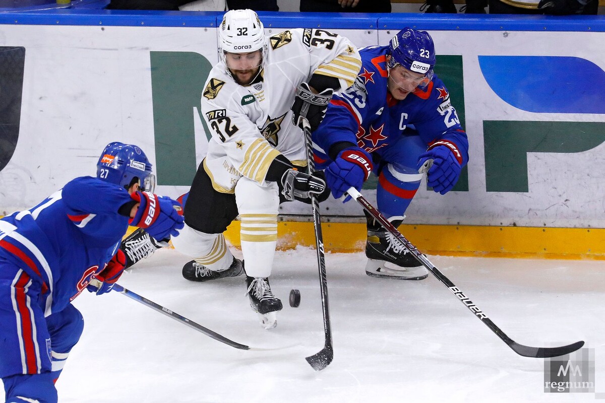    Игрок команды «Адмирал» Николай Чебыкин и игрок команды СКА Дмитрий Яшкин Дарья Драй © ИА REGNUM