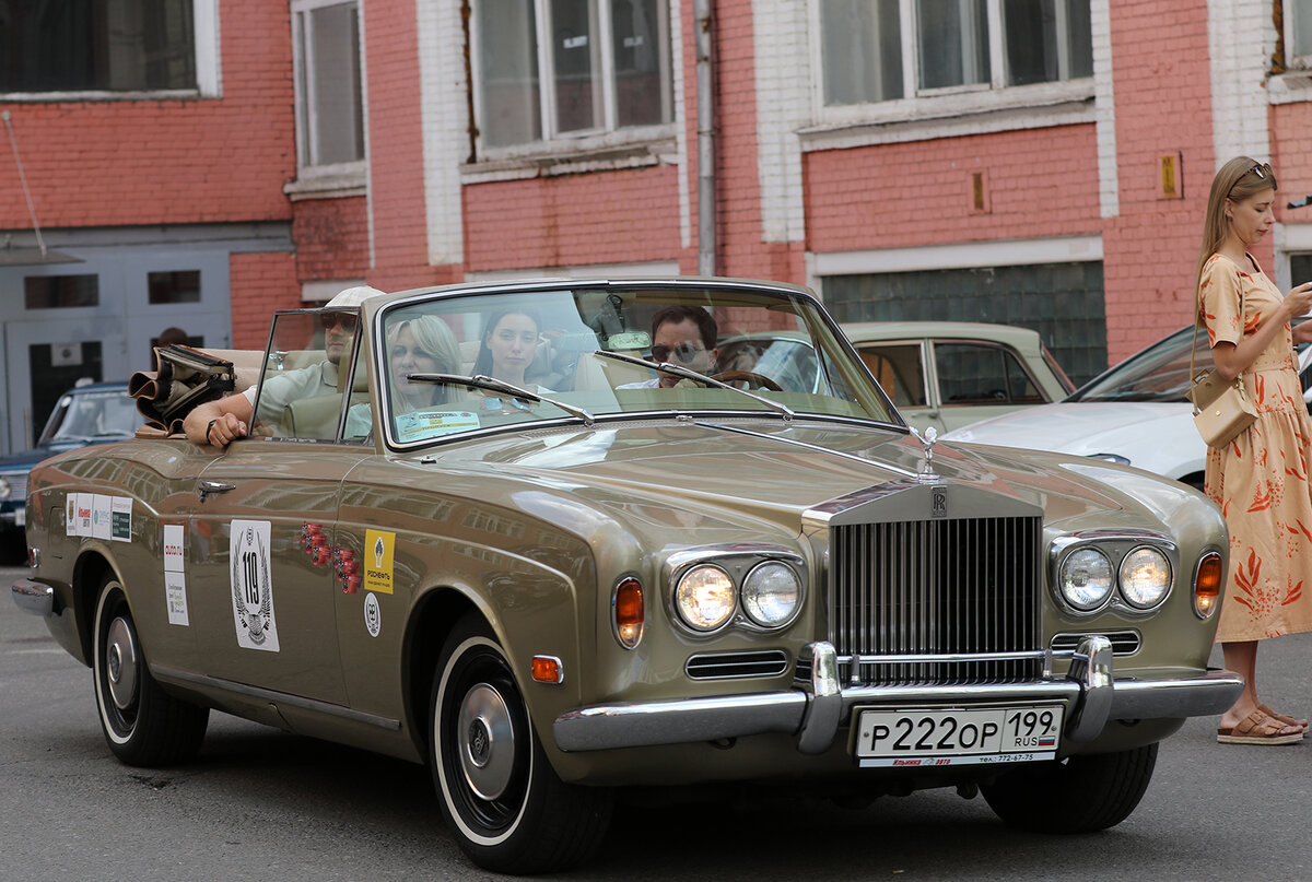 Родион Газманов за рулем Rolls Royce Corniche 1971 года