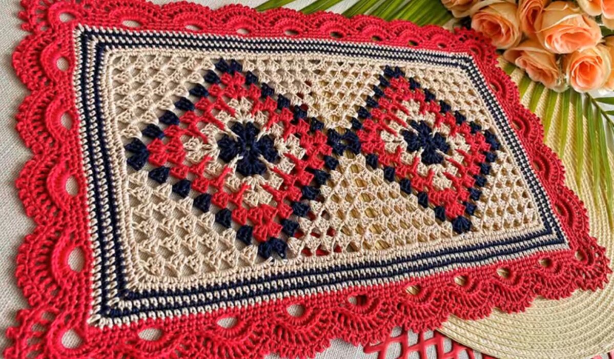    Сервировочная салфетка с бабушкиными квадратами.    
Источник: Кадр из видео