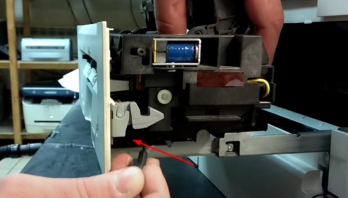 Фото 7. Расположение фиксатора термоблока с другой стороны