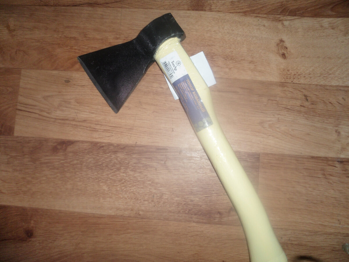 Топор - главный и остро необходимый рабочий инструмент в хозяйстве любой женщины 