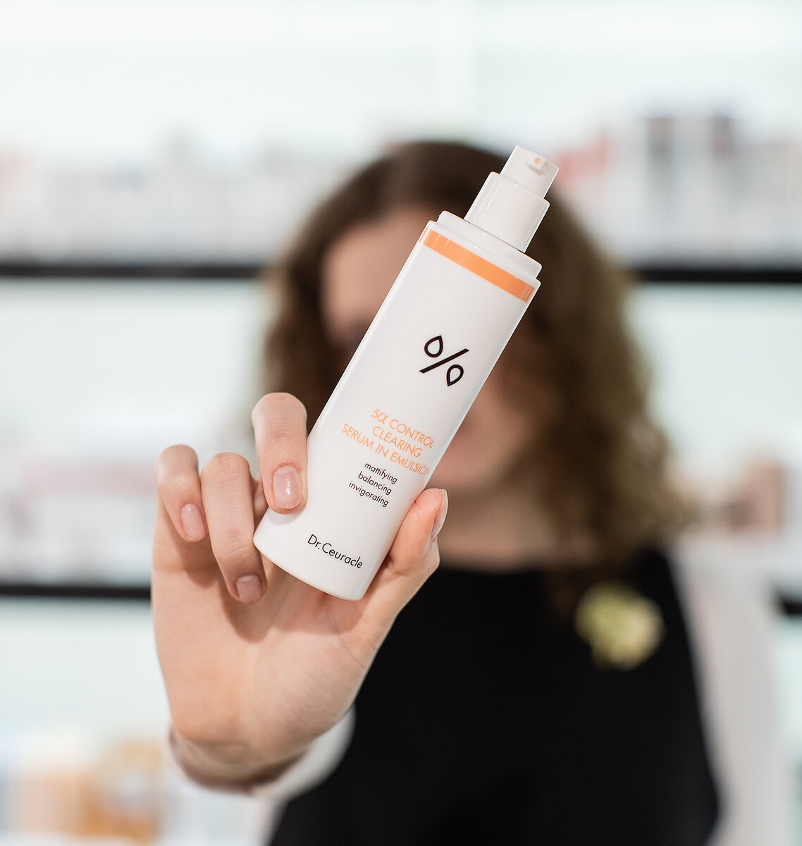 На фото сыворотка в эмульсии Dr.Ceuracle 5a Control Clearing Serum In Emulsion