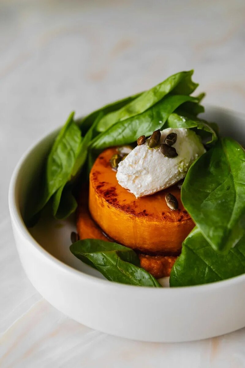 Запеченная тыква с морковным пюре и козьим сыром