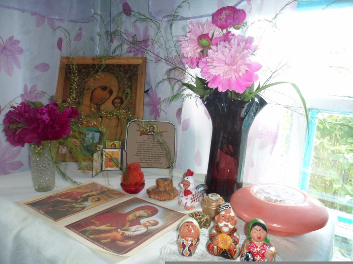 Уголок бабушки с "боженьками".
