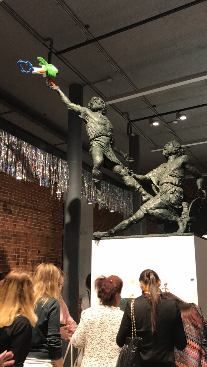 А вот, кстати, и сами Минин и Пожарский. Знаменитая скульптурная группа, ироничное прочтение. Это уже мне понравилось больше, чем детям))) 