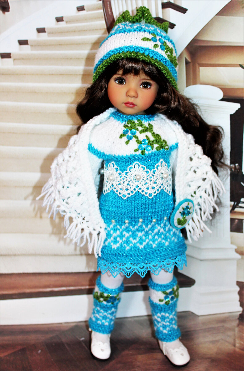 Шаль, жаккард, стразы и кружева. Совместимо или нет - решать каждому за себя, а я совместила.