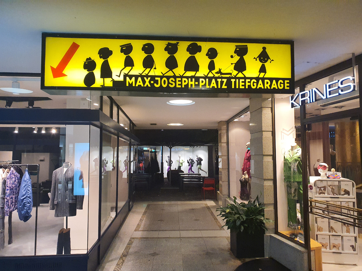 Слева будет лестница вниз. По-моему, еще и прикольная...)