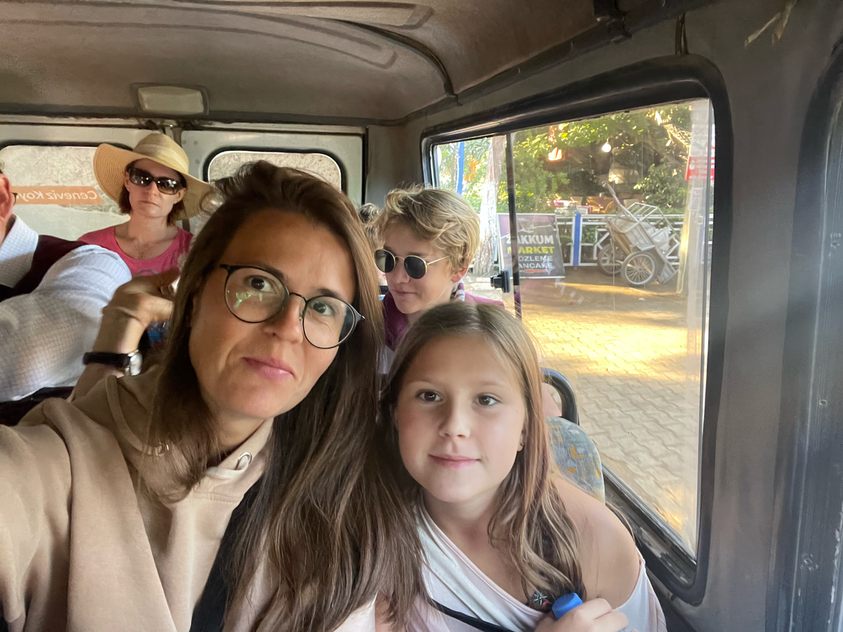 Едем к кораблю, тесненько, но ехать всего 5 минут)