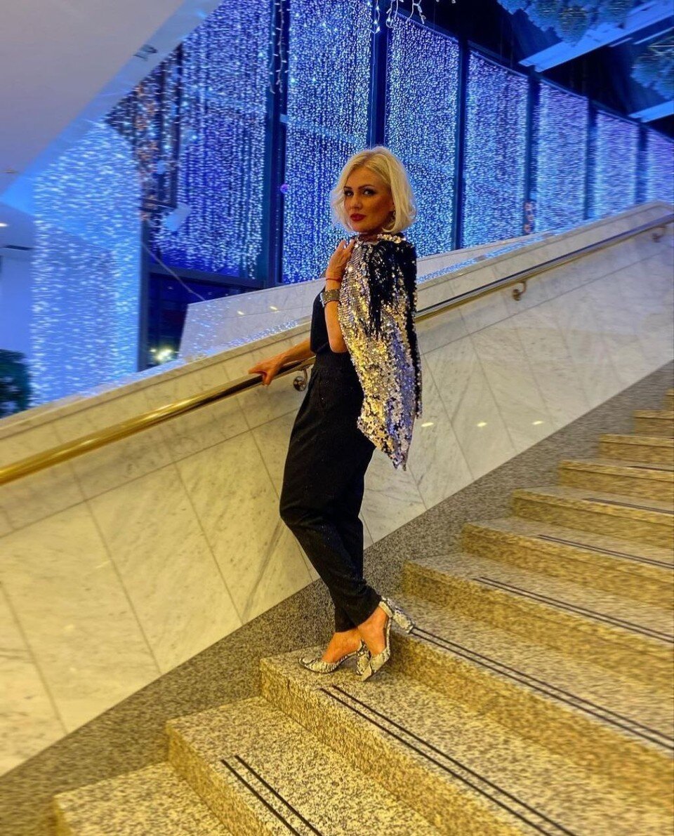     Выглядит Галина совершенно роскошно, но, как выясняется, каждое появление на сцене дается ей непросто. Фото: соцсети.