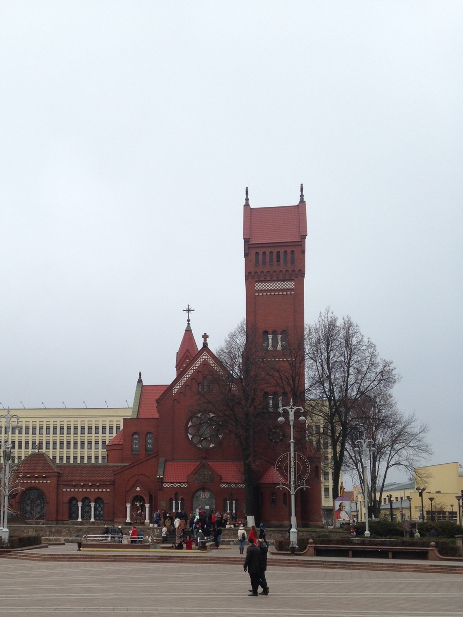 Один из немногих памятников, сохранившихся после войны - костёл Святых Симеона и Елены.