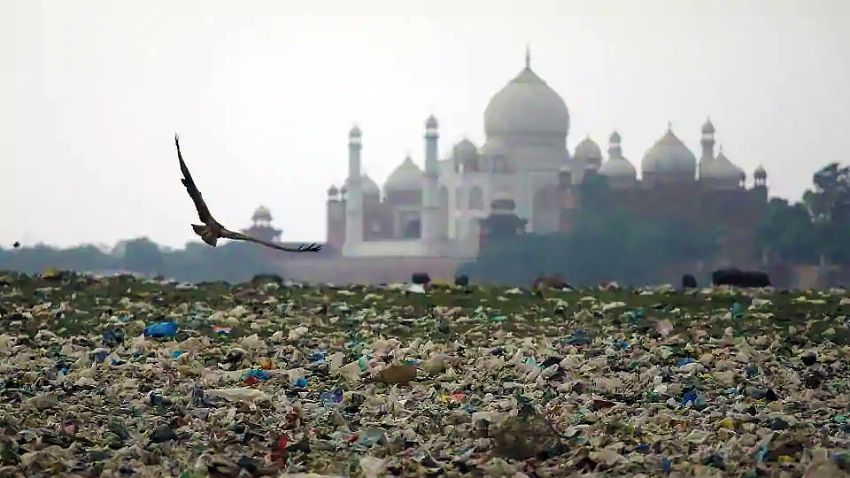 Мусор виден на загрязненных берегах реки Ямуна возле исторического Тадж-Махала в Агре (REUTERS)