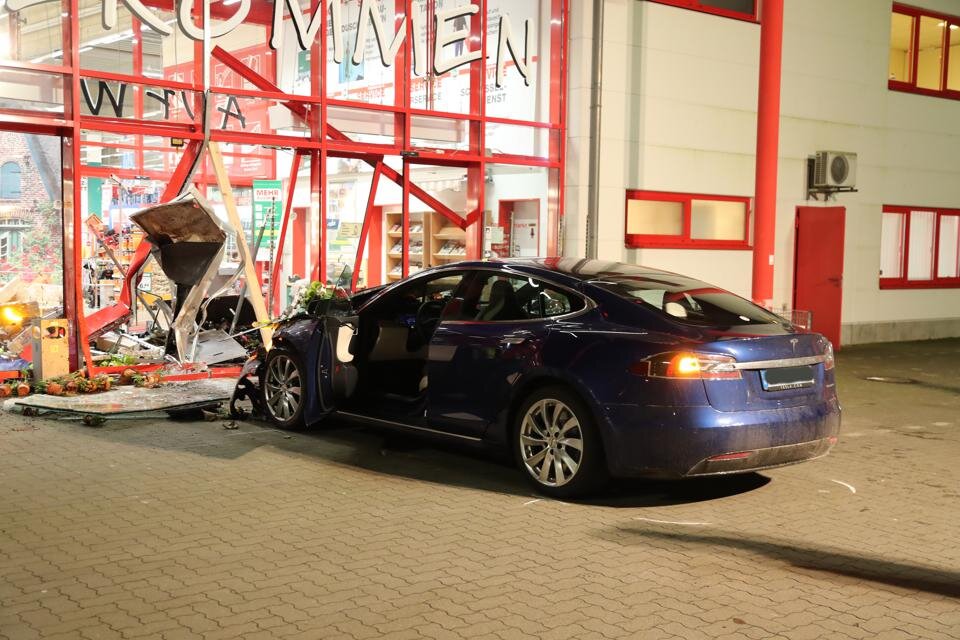 Tesla в аварии