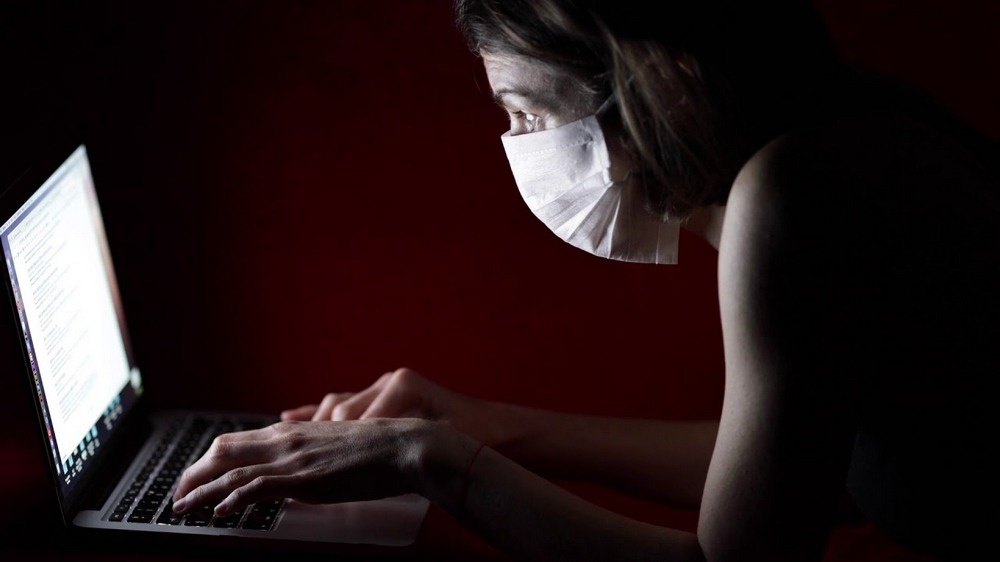 Дистанционка в маске. Фото: ytimg.com