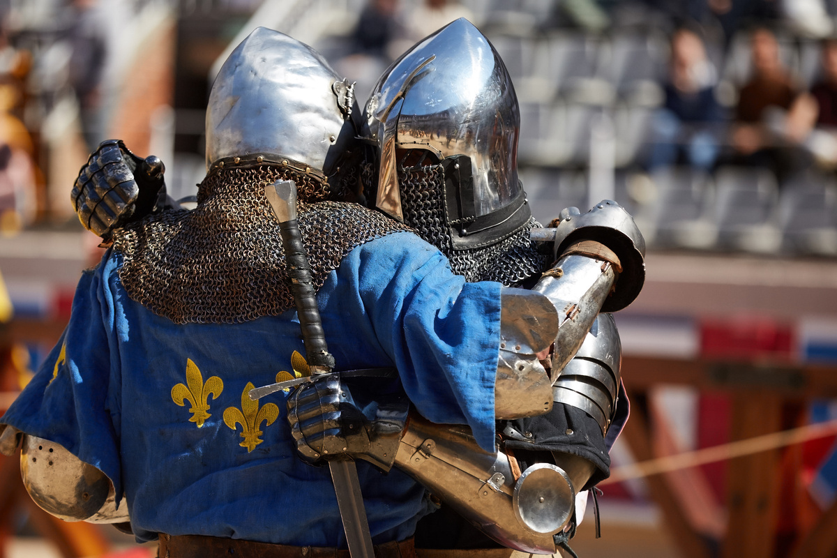 Дружеские объятия, что может быть лучше перед сложным боем?