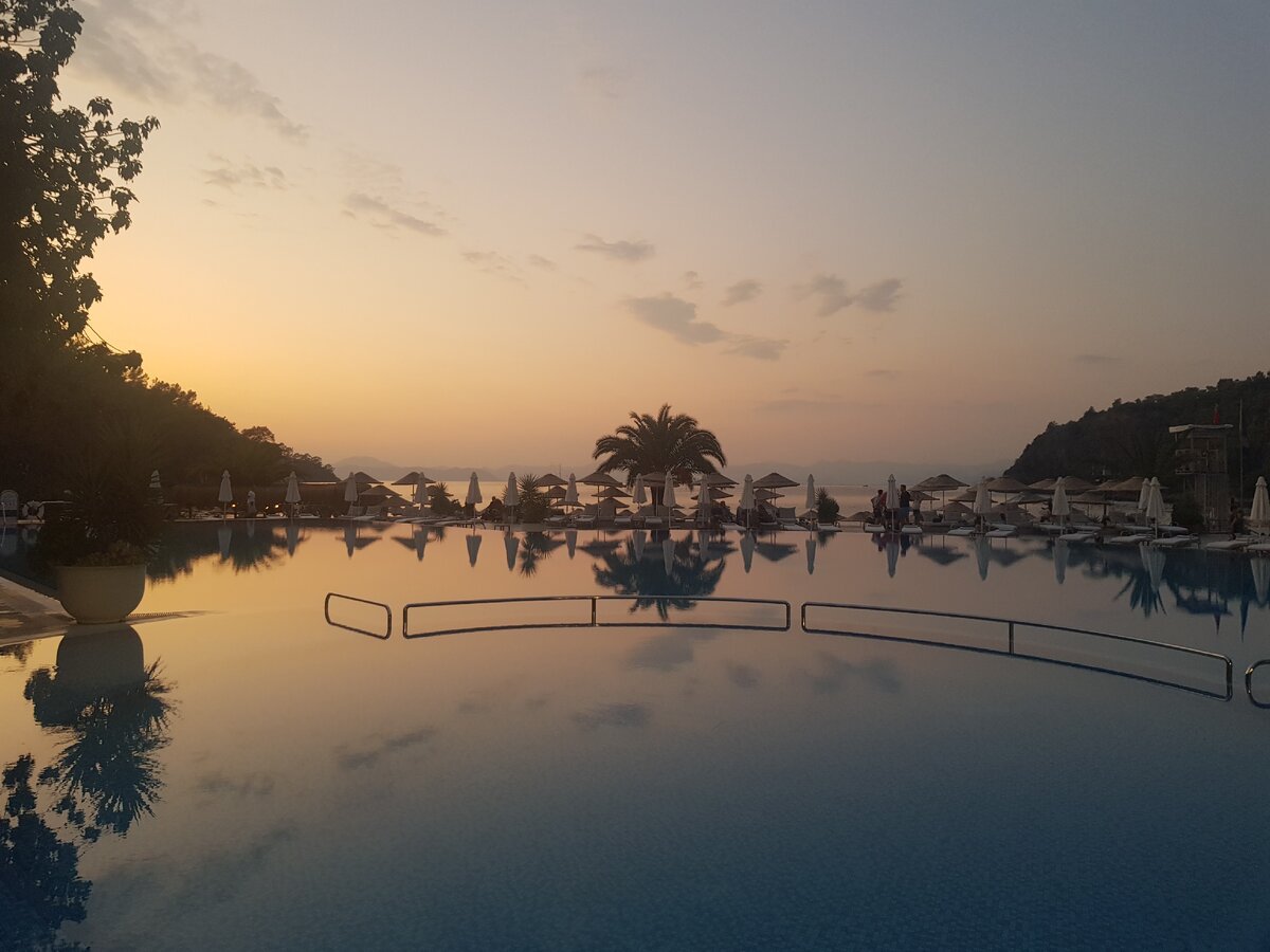 Фото автора.Закат у бассейна .