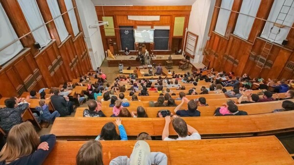 Одна из картинок, которая выдается по запросу "престижный вуз". Кто учился - узнает.