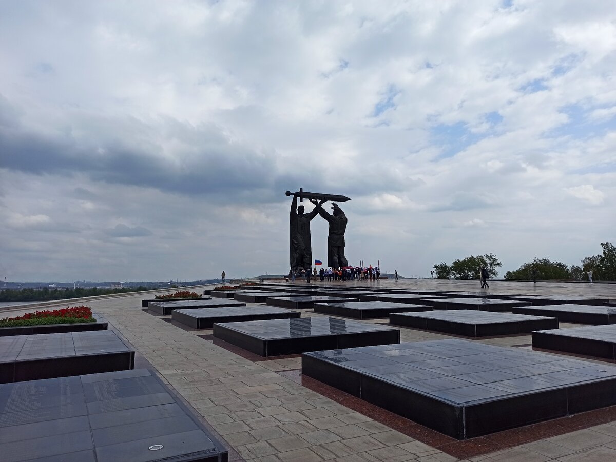 Памятник Тыл-Фронту