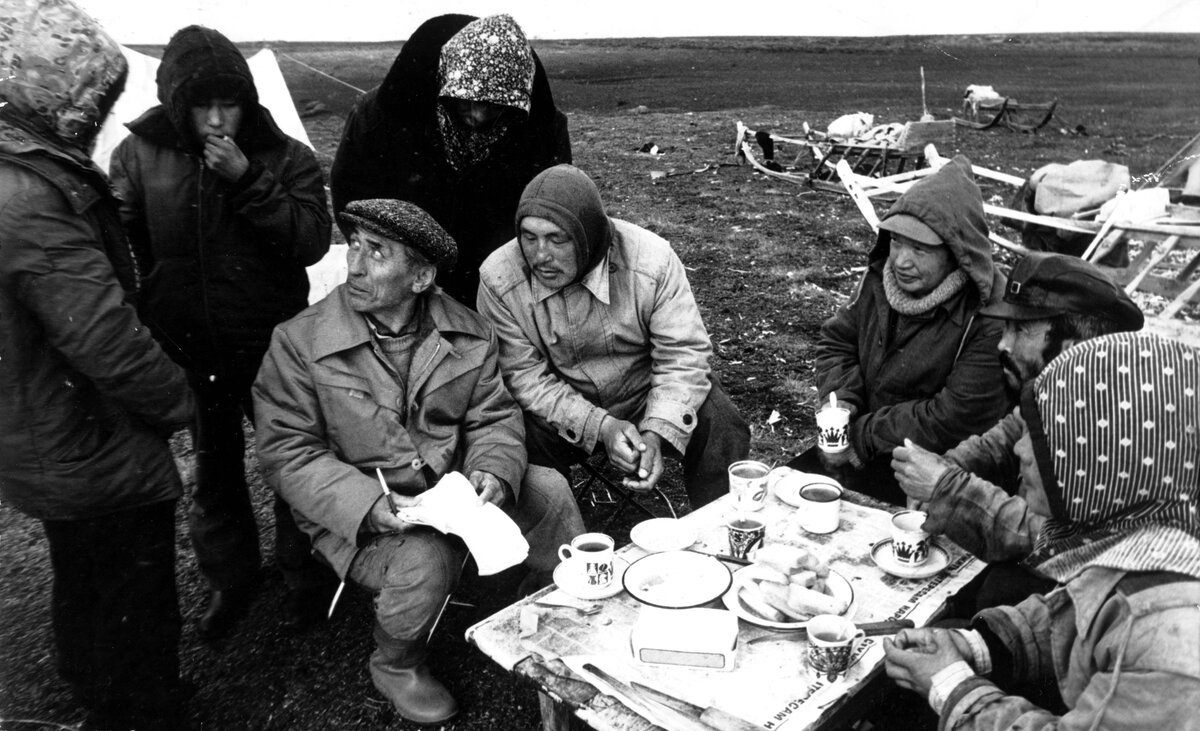 Алексей Пичков среди оленеводов. Фото В. Матьшина, 1990. Из фондов ГААО