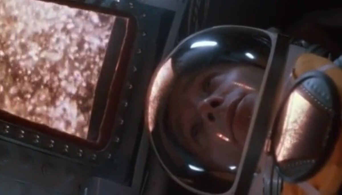 эпизод фильма "Парни что надо", где Джон Гленн в исполнении Эда Харриса наблюдает свечение в иллюминаторе.