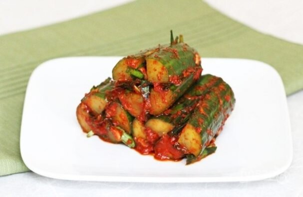 Ои собаги - это кимчи из огурцов. Это распространенная корейская закуска панчхан, подается в качестве приложения к основному блюду. В меру острое, немного пряное и очень приятное на вкус — такое кимхи из огурцов готовится быстро, может использоваться в пищу сразу после приготовления, достойная .                                     Ингредиенты :                                                                                                                                                       Огурец (небольшие ~10 см в длину) — 10 шт
Морковь — 1 шт
Чеснок — 4 зуб.
Лук репчатый (обычно в начинке используется зеленый (0.5 пучка), а не репчатый лук) — 1 шт
Соус (рыбный) — 3 ст. л.
Соль — 2 ч. л.
Сахар — 1 ч. л.
Перец красный жгучий (хлопья сухого) — 1 ч. л.
Паприка сладкая — 1 ст. л.
Кунжут — 1 ст. л.