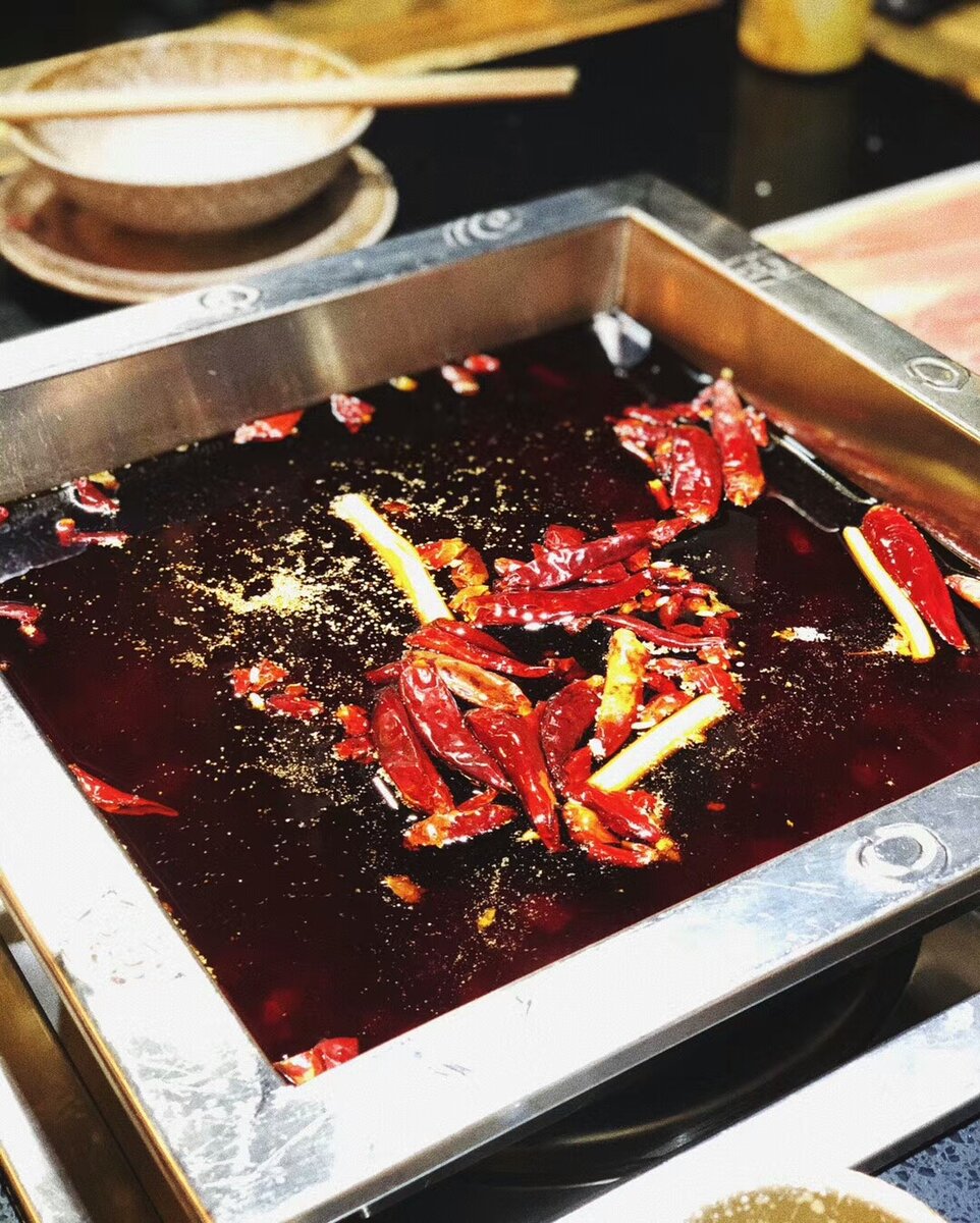 "Кастрюлька" с острым бульоном в ресторане.