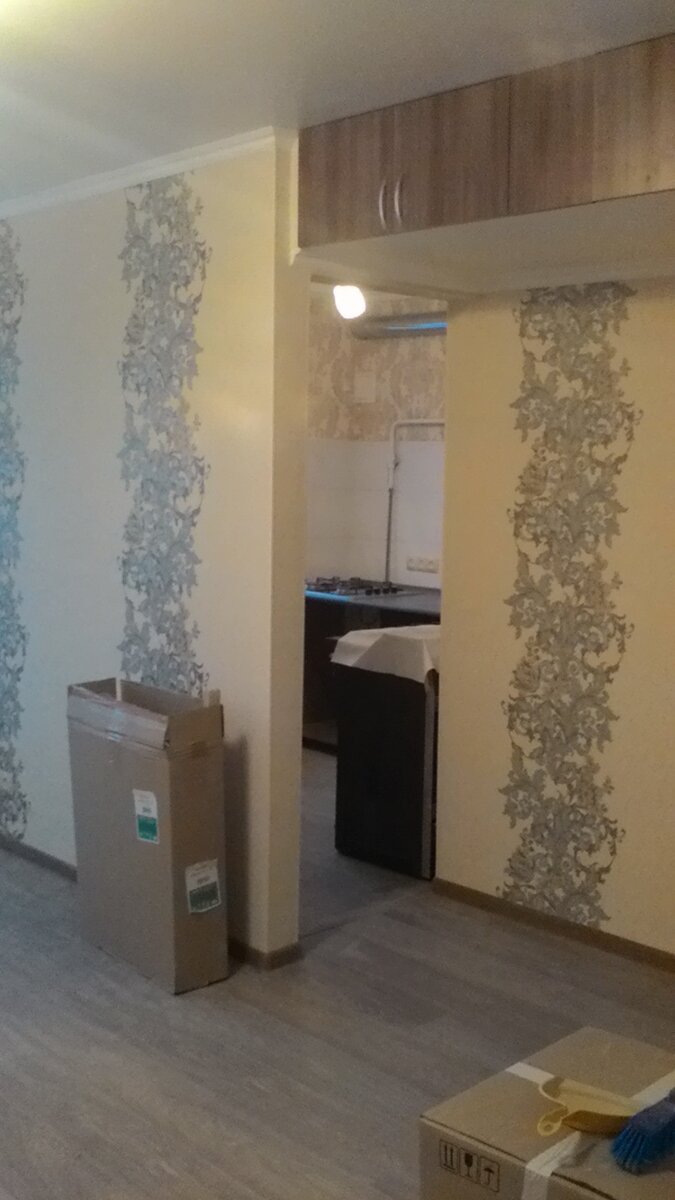 В комнате и коридоре ламинат, в кухне линолеум, подобранный в цвет. Фото и работа автора.