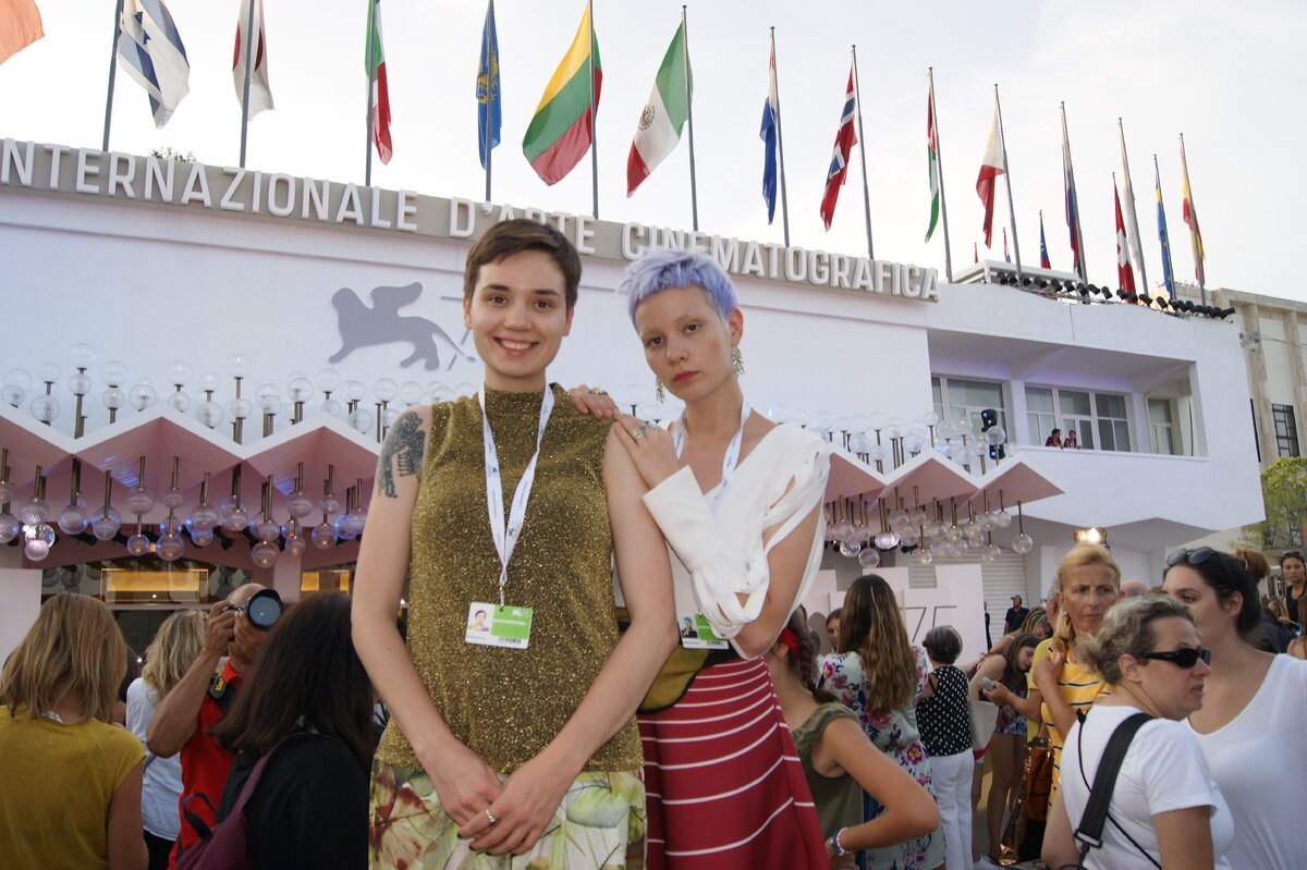 на фоне Дворца кино