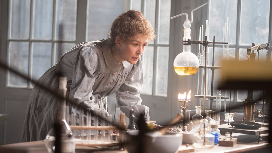 Розамунд Пайк удачно воплотила образ ученой женщины.