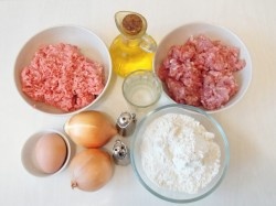 ШАГ 1:
Подготовим все необходимые ингредиенты для приготовления домашних классических пельменей. Можно взять уже готовый фарш из свинины и говядины, но лучше всего сделать его самому.