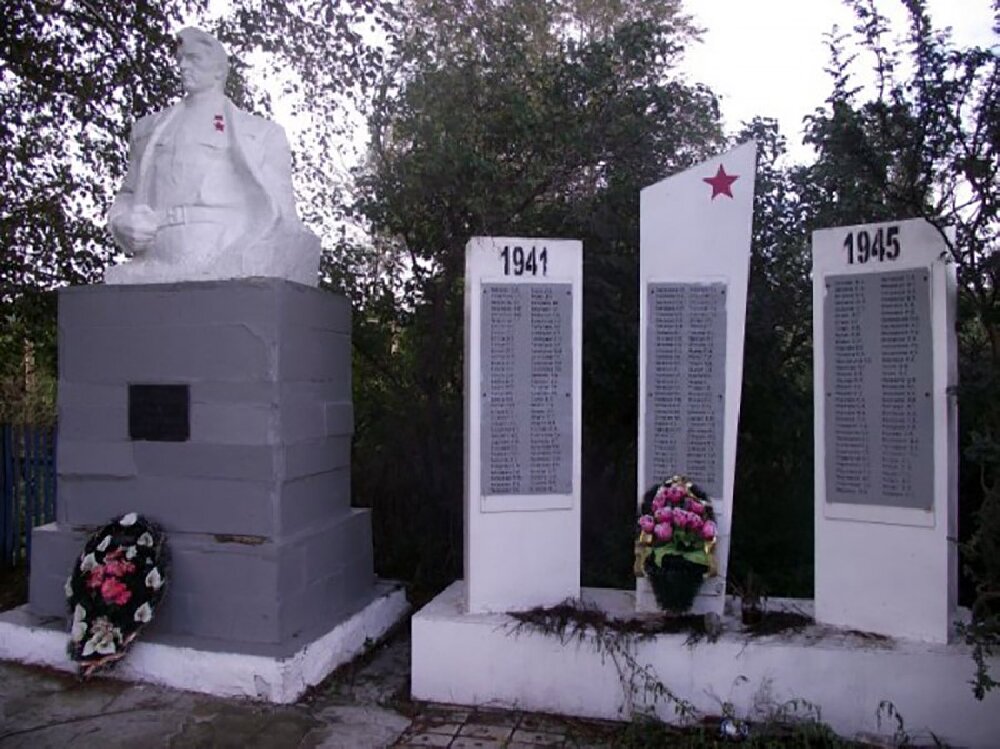 Памятник в селе фото Памятники Великой Отечественной войны Саратова и Саратовской области tursar.ru Д