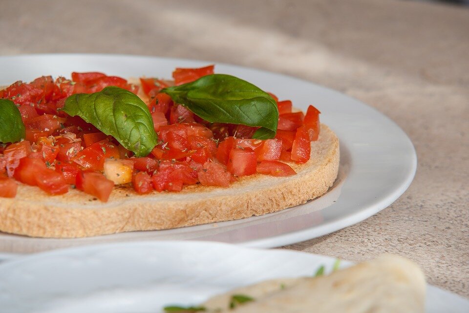 Свежая зелень всегда украшает и добавляет пикантный вкус начинке брускетт