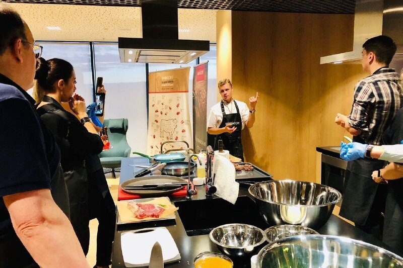 Шеф-повар Мираторга Кирилл Киселев ведет мастер-класс по приготовлению стейков