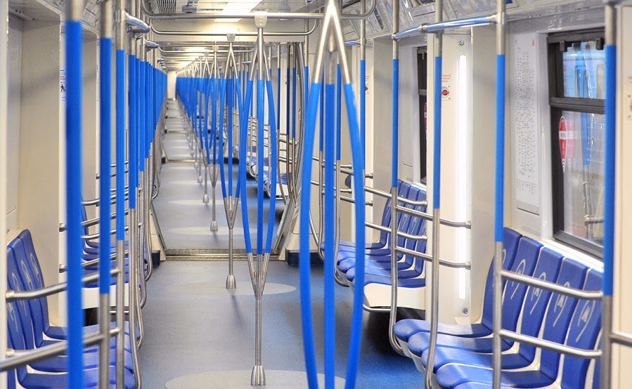 Поручней должно быть много, чтобы люди могли держаться. И поручней должно быть мало, чтобы люди могли нормально передвигаться