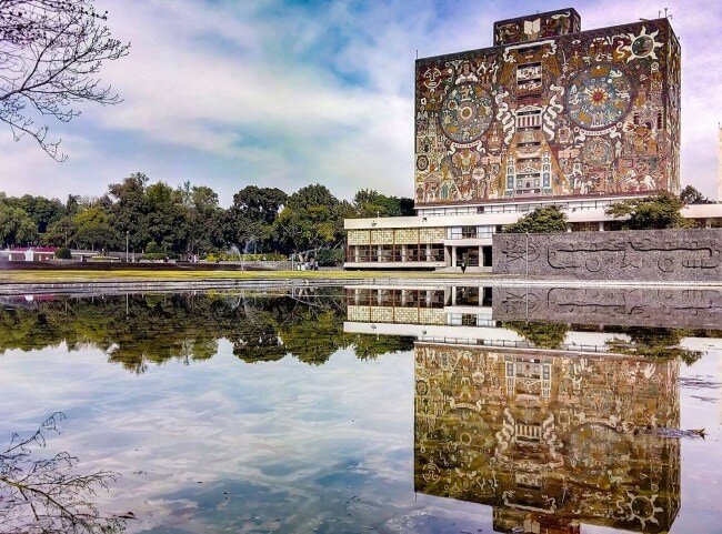 Здание Центральной Библиотеки Университета. Автор фресок на здании - известный мексиканский художник Диего Ривера (его жена - Фрида Кало) 