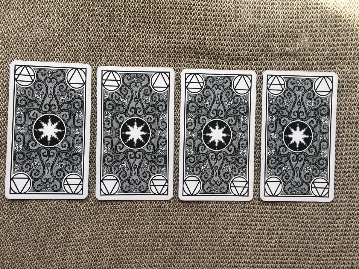 выбираем одну из предложенных карт Таро