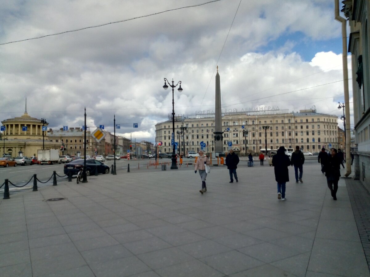 Площадь Восстания со стороны Московского ж/д вокзала. Народ, конечно, ходит, но по сравнению с обычным потоком всё равно что пустыня. Фото из архива автора