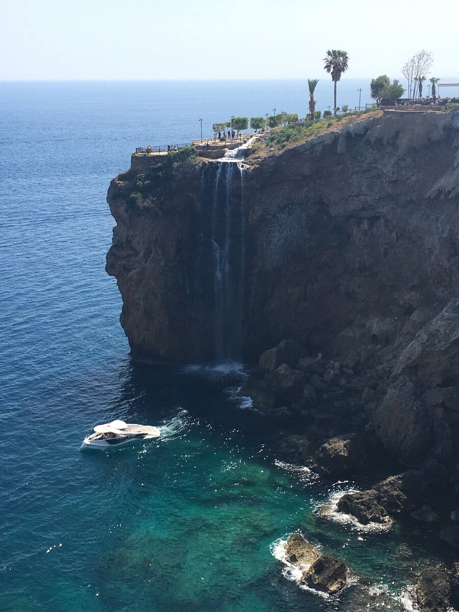 Кафе с водопадом в парке Фалез (все фото автора)