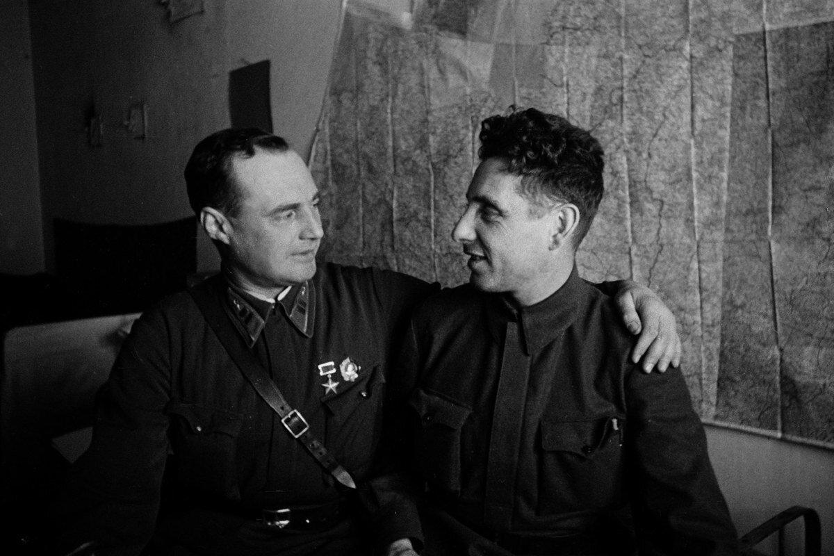 Семён Фридлянд (справа) и неизвестный мужчина в форме