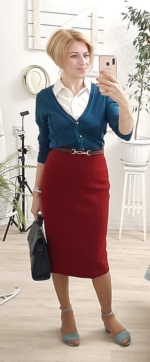 Блузка, кардиган и юбка.