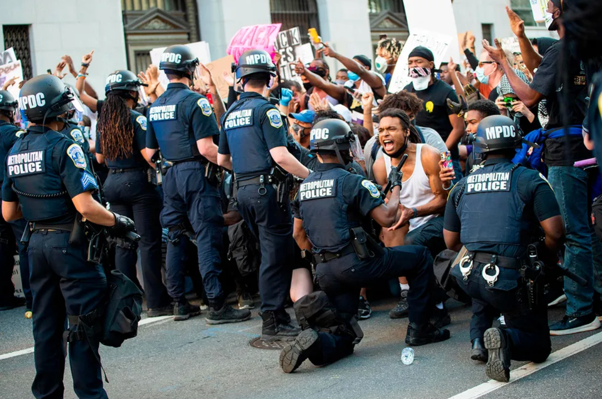 Порядки в сша. Blm протесты в США полиция. Blm США полицейские на коленях. Полиция Америки. Американская полиция.